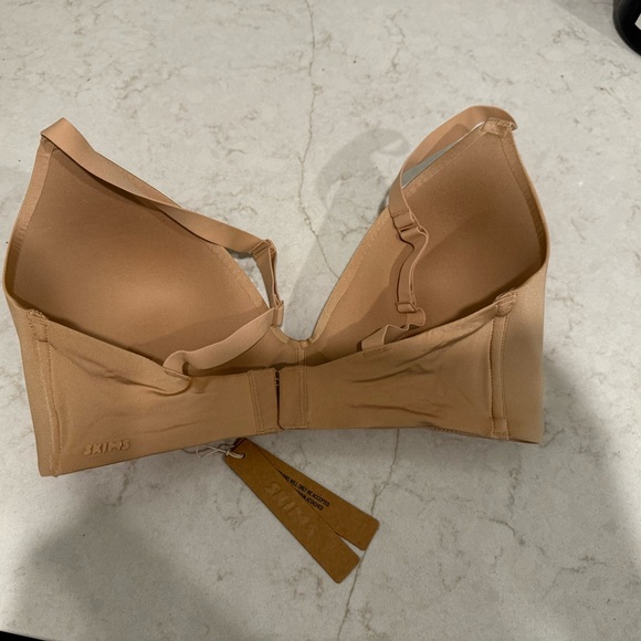 NWT - SKIMS wireless form t-shirt bra, color: clay - Picture 2 of 3